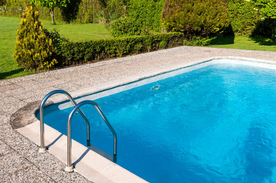 So lässt sich die Poolsaison im eigenen Garten ganz einfach verlängern